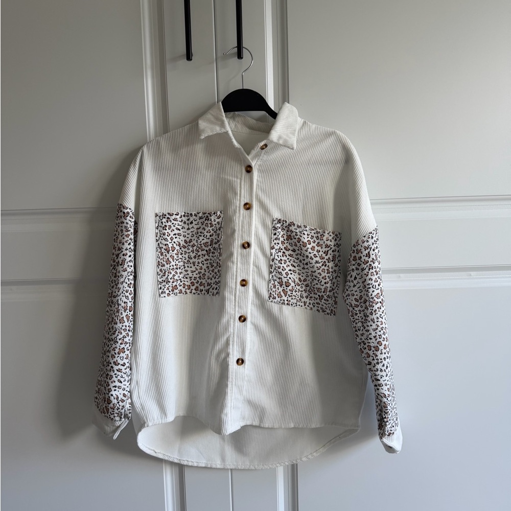 SHEIN White Shirt with Leopard Print Details
